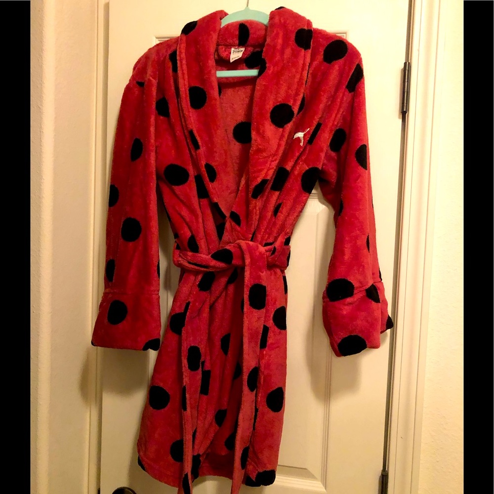NWOT. PINK Victoria’s Secret  short robe size ML.